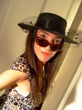 attrice dietro la porta 009