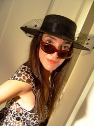 attrice dietro la porta 009